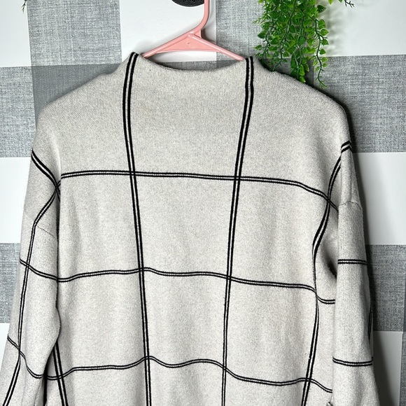 Woman’s Sweater - Picture 2 of 4